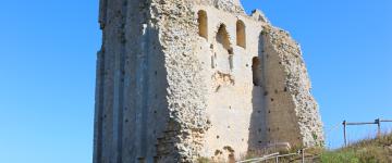 La Tour de Broue qui domine les marais