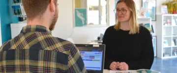 Dar la bienvenida a los visitantes en la oficina de turismo de la isla de Oléron