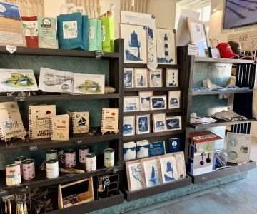 La tienda de recuerdos situada junto a la oficina de turismo de la isla de Oléron y en la dársena de Marennes
