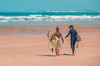 Surfer la vague sur une des nombreuses plages de l'île d'Oléron