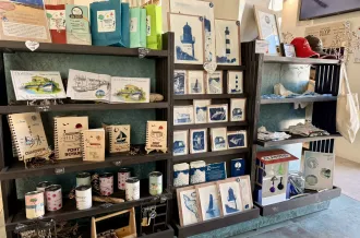 La tienda de recuerdos situada junto a la oficina de turismo de la isla de Oléron y en la dársena de Marennes