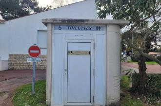 Toilettes publiques centre ville_Le Grand-Village-Plage