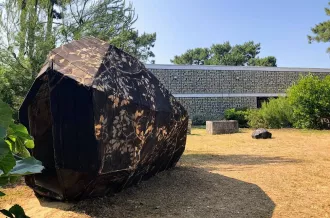 « Les pierres tombent, les feuilles pleurent » - création artistique de Carole Marchais_Le Grand-Village-Plage