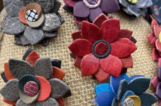 Atelier Créatif Cuir à Brouage- Bijoux «flower power», monté en bague ou broche, au choix._Marennes-Hiers-Brouage