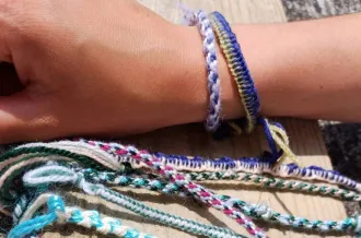Atelier bracelets en coton_Le Château-d'Oléron