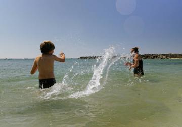 enfants dans la mer