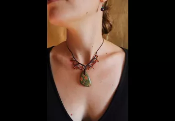 Collier tissage pierre verte