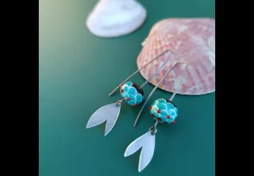 Exposition de bijoux en verre filé au chalumeau - Pauline Roques