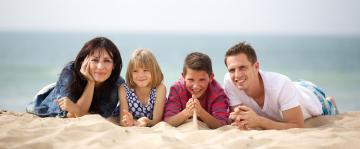 Famille sur une plage à l'île d'Oléron